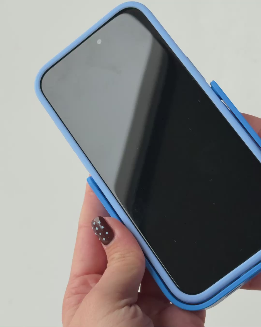 How to stand up iphone for content creation with the PROPS phone case kickstand in blue